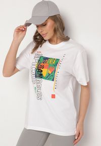 Born2be - Biała Koszulka T-shirt z Bawełny z Ozdobnym Nadrukiem Savenelle. Kolor: biały. Materiał: bawełna. Wzór: nadruk. Styl: klasyczny, elegancki #3