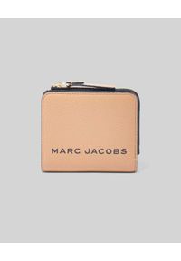 THE MARC JACOBS - Brązowy portfel Bold Mini Compact. Kolor: brązowy #1