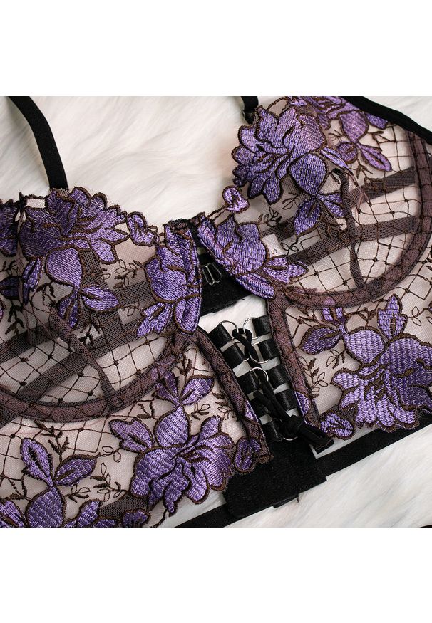 Intica - Komplet bielizny z haftem i łańcuszkiem Vanesa. Kolor: fioletowy. Materiał: materiał. Wzór: haft