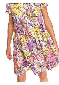 TOP SECRET - Mini sukienka w pastelowy nadruk roślinny. Typ kołnierza: dekolt w kształcie V. Kolor: niebieski. Materiał: dzianina. Długość rękawa: krótki rękaw. Wzór: nadruk. Długość: mini #6