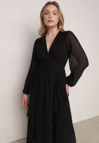Born2be - Czarna Romantyczna Sukienka Koktajlowa z Falbanami i Marszczeniem w Pasie Aranilla. Typ kołnierza: kołnierz z falbankami. Kolor: czarny. Materiał: tkanina, materiał. Wzór: gładki, aplikacja. Typ sukienki: rozkloszowane. Styl: wizytowy #7