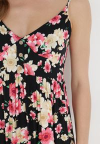 Born2be - Czarna Sukienka Damaia. Typ kołnierza: kołnierz z falbankami. Kolor: czarny. Materiał: wiskoza. Długość rękawa: na ramiączkach. Wzór: kwiaty. Długość: maxi #4
