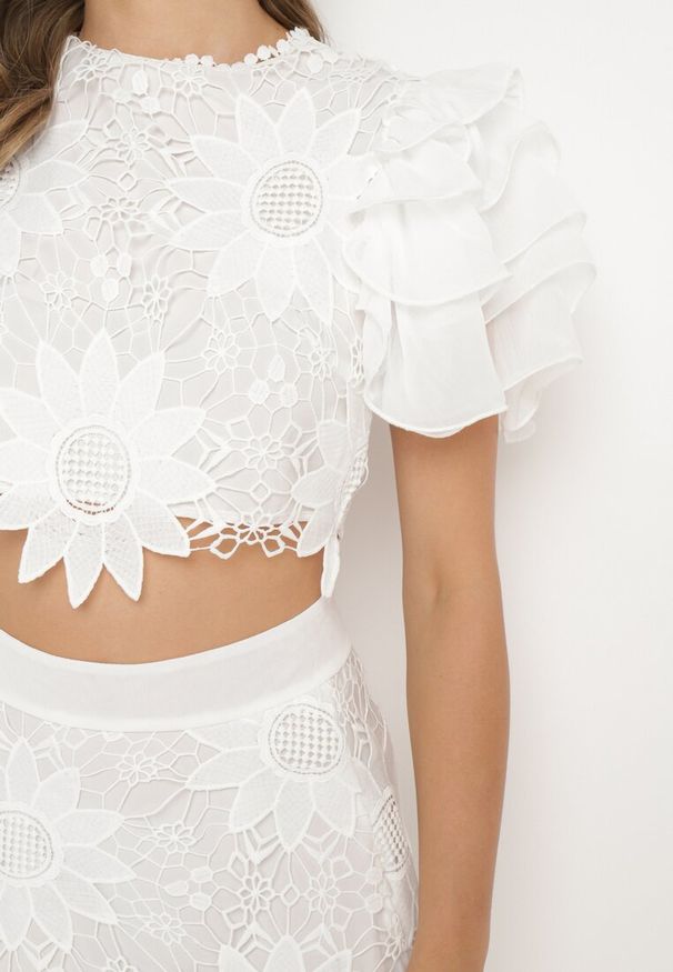 Born2be - Biały Komplet Bluzka z Falbankami na Ramionach Rozkloszowana Spódnica Zapinana na Suwak Viklaria. Kolor: biały. Materiał: materiał