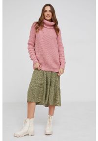 Answear Lab Sweter damski kolor różowy ciepły z golfem. Typ kołnierza: golf. Kolor: różowy. Materiał: dzianina. Długość rękawa: raglanowy rękaw. Wzór: ze splotem. Styl: wakacyjny