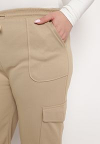 Born2be - Beżowe Spodnie z Gumką w Talii z Szerokimi Nogawkami i Dużymi Kieszeniami Ubavia. Kolor: beżowy. Materiał: tkanina #5