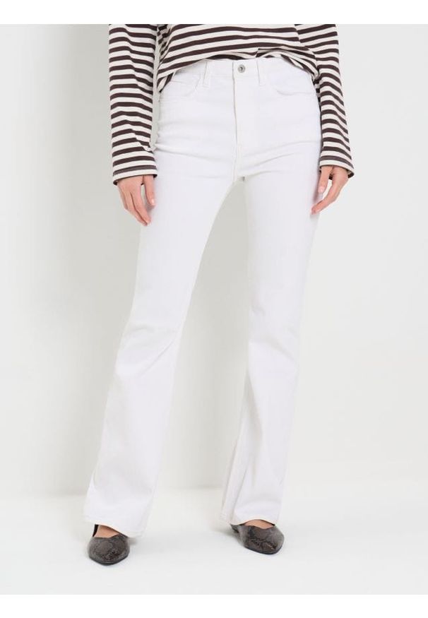 Sinsay - Jeansy flare mid waist - biały. Kolor: biały