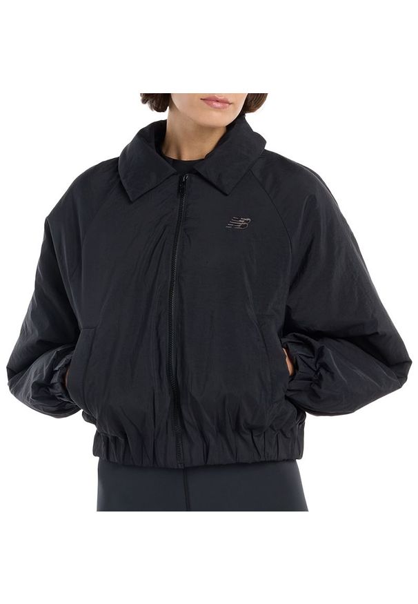 Kurtka damska New Balance WJ61D8YXBK - czarna. Kolor: czarny. Materiał: nylon, materiał. Sezon: wiosna, jesień. Styl: sportowy