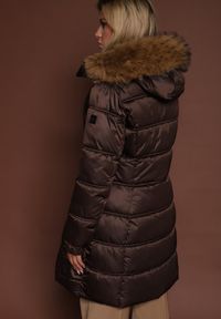 Renee - Ciemnobrązowa Pikowana Kurtka o Długim Fasonie z Odpinanym Kapturem z Futerkiem Fenalda. Okazja: na spacer. Kolor: brązowy. Materiał: futro. Długość: długie. Styl: elegancki #6