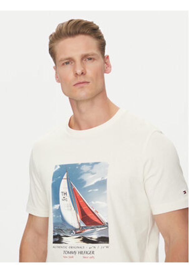 TOMMY HILFIGER - Tommy Hilfiger T-Shirt Color Photo Print MW0MW38615 Beżowy Regular Fit. Kolor: beżowy. Materiał: bawełna. Wzór: nadruk