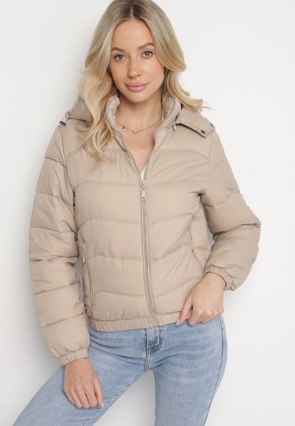 Born2be - Ciemnobeżowa Pikowana Kurtka z Odpinanym Kapturem Milvesia. Okazja: na co dzień. Kolor: beżowy. Materiał: jeans. Długość: krótkie. Styl: elegancki, casual