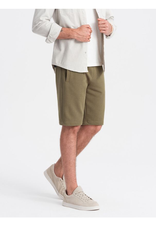 Ombre Clothing - Męskie szorty dresowe przed kolano BASIC – oliwkowe V2 - Rozmiar: M. Okazja: na co dzień. Kolor: oliwkowy. Materiał: dresówka. Styl: sportowy, casual