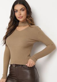 Born2be - Jasnobeżowy Sweter z Golfem z Ozdobnym Wycięciem Essine. Typ kołnierza: golf. Kolor: beżowy. Materiał: materiał. Sezon: zima #5