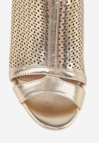 Renee - Złote Sandały Vices na Słupku z Ażurową Cholewką i Skórzaną Wkładką Saramiae. Okazja: na co dzień, na spotkanie biznesowe. Zapięcie: sprzączka. Kolor: złoty. Materiał: skóra. Wzór: ażurowy. Obcas: na słupku. Styl: casual, biznesowy, elegancki #4