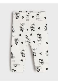 Sinsay - Bawełniane legginsy ze wzorem Mickey Mouse - biały. Kolor: biały. Materiał: bawełna. Wzór: motyw z bajki #1