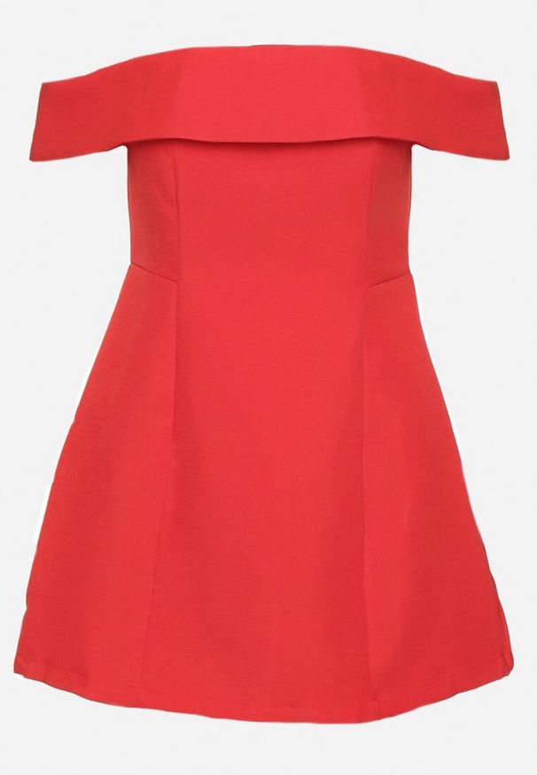 Born2be - Czerwona Taliowana Sukienka z Dekoltem Bandeau z Zakładką Zelzemis. Kolor: czerwony. Styl: elegancki, klasyczny