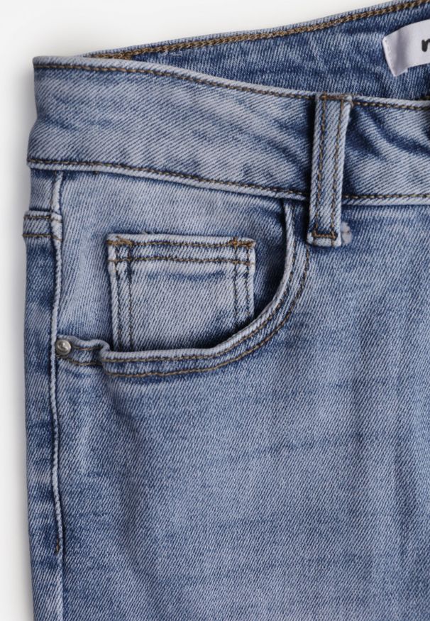 Born2be - Niebieskie Dopasowane Bawełniane Jeansy Neviline. Okazja: na co dzień. Kolor: niebieski. Styl: klasyczny, casual