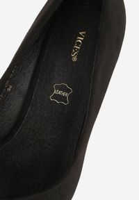 Renee - Czarne Czółenka Vices na Obcasie Typu Klepsydra ze Skórzaną Wkładką Dedvire. Okazja: na ślub cywilny, na wesele. Kolor: czarny. Materiał: skóra. Obcas: na obcasie. Styl: elegancki. Wysokość obcasa: średni #5