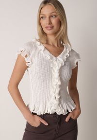 Born2be - Biała Prążkowana Bluzka z Wiskozą Ozdobiona Falbanami Delestra. Okazja: na co dzień, na spotkanie biznesowe. Kolor: biały. Materiał: prążkowany, wiskoza. Wzór: aplikacja. Styl: casual, biznesowy, elegancki #1