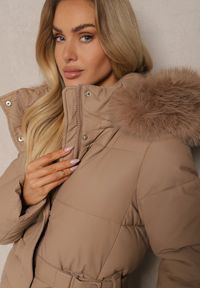 Renee - Jasnobrązowa Kurtka z Pikowanymi Przeszyciami i Kapturem z Futrem z Możliwością Odpięcia Innaia. Okazja: na co dzień. Kolor: brązowy. Materiał: futro. Długość rękawa: długi rękaw. Długość: długie. Styl: klasyczny, casual