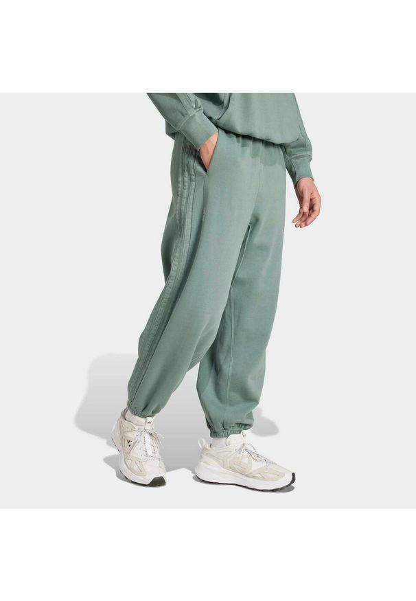 Adidas - Spodnie polarowe z efektem sprania ADIDAS ALL SZN. Kolor: zielony. Materiał: polar. Wzór: paski