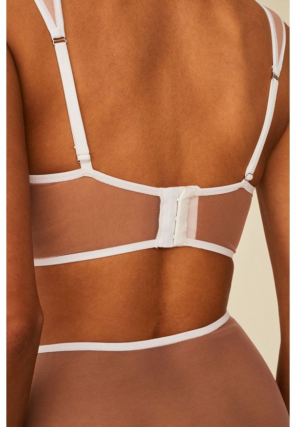 Undress Code Biustonosz kolor biały transparentny gładki. Kolor: biały. Materiał: materiał. Rodzaj stanika: biustonosz z fiszbinami. Wzór: gładki