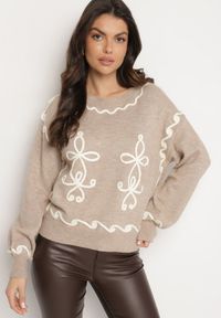 Born2be - Beżowy Sweter z Wiskozą Ozdobiony Haftem Senorwen. Okazja: na co dzień. Kolor: beżowy. Materiał: wiskoza. Wzór: aplikacja, haft. Styl: sportowy, klasyczny, elegancki, casual #7