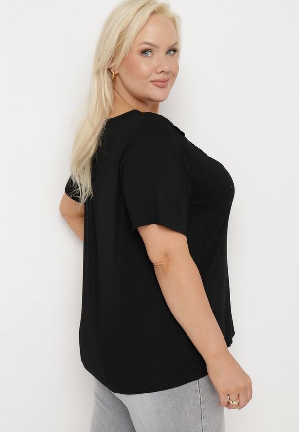 Born2be - Czarny Klasyczny T-shirt z Koronką przy Dekolcie Fioma. Okazja: na spotkanie biznesowe. Kolor: czarny. Materiał: koronka. Wzór: koronka. Styl: klasyczny