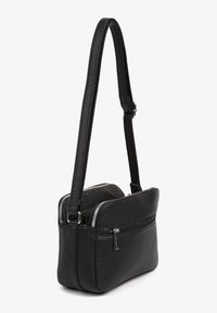 Born2be - Czarna Torebka Typu Listonoszka z Metaliczną Ozdobą Tanalenia. Kolor: czarny. Wzór: aplikacja. Styl: elegancki, casual #3