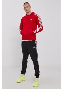 Adidas - adidas Bluza męska kolor czerwony z kapturem gładka. Okazja: na co dzień. Typ kołnierza: kaptur. Kolor: czerwony. Materiał: poliester, dzianina, bawełna. Wzór: gładki. Styl: casual