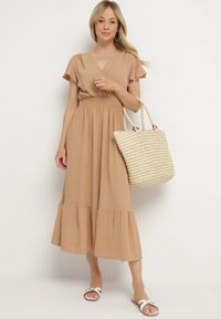 Born2be - Beżowa Sukienka o Rozkloszowanym Kroju z Kopertowym Dekoltem i Gumką w Talii Reiliana. Okazja: na imprezę, na co dzień. Typ kołnierza: dekolt kopertowy. Kolor: beżowy. Typ sukienki: kopertowe. Styl: casual, elegancki #6