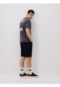Reserved - T-shirt comfort z nadrukiem - szary. Kolor: szary. Materiał: bawełna, dzianina. Wzór: nadruk