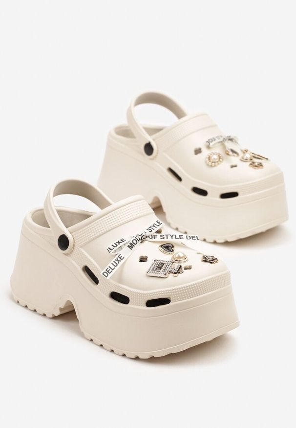 Born2be - Beżowe Piankowe Klapki na Platformie z Ozdobnymi Aplikacjami Avirana. Okazja: na co dzień. Kolor: beżowy. Materiał: jeans. Wzór: aplikacja. Sezon: wiosna. Obcas: na platformie. Styl: elegancki, casual