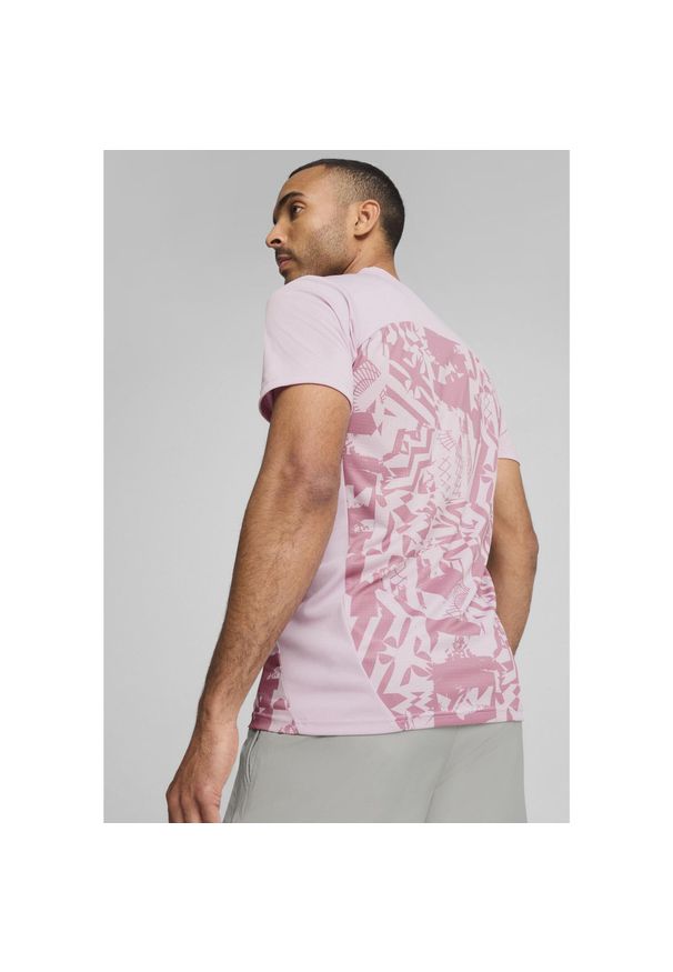 Puma - Męska koszulka przedmeczowa z krótkim rękawem AC Milan PUMA Grape Mist Purple. Kolor: fioletowy. Długość rękawa: krótki rękaw. Długość: krótkie