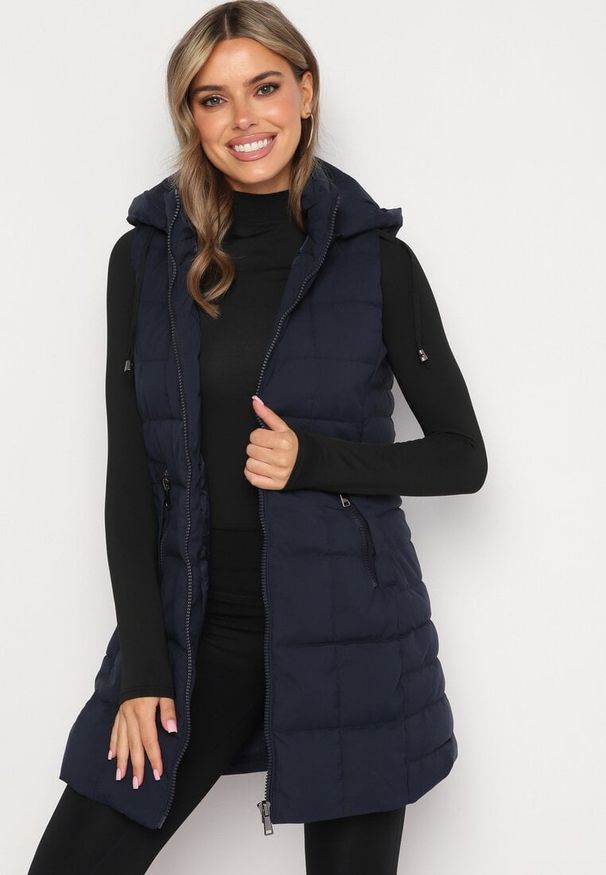 Born2be - Granatowa Pikowana Kamizelka z Odpinanym Kapturem i Kieszeniami na Suwak Anoria. Okazja: na co dzień. Kolor: niebieski. Materiał: tkanina, jeans. Wzór: aplikacja. Styl: casual, klasyczny