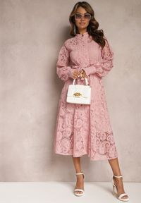 Renee - Różowa Koronkowa Sukienka Midi z Ozdobnym Wiązaniem Camaela. Kolor: różowy. Materiał: koronka. Długość rękawa: na ramiączkach. Długość: midi #1