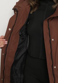 Born2be - Brązowa Pikowana Kurtka o Długim Pudełkowym Kroju z Kapturem i Kieszeniami Attesina. Okazja: na co dzień. Typ kołnierza: kaptur. Kolor: brązowy. Materiał: wełna, jeans. Długość: długie. Sezon: zima. Styl: casual, elegancki, klasyczny #7