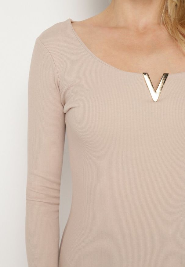 Born2be - Beżowa Prążkowana Sukienka Dopasowana z Bawełny z Ozdobną Wstawką przy Dekolcie Delamith. Okazja: na co dzień, na spotkanie biznesowe, do pracy. Kolor: beżowy. Materiał: bawełna, prążkowany. Typ sukienki: proste, dopasowane. Styl: biznesowy, casual, elegancki