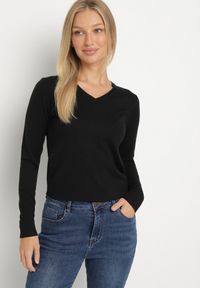 Born2be - Czarny Sweter z Wiskozą i Dekoltem w Serek Olisela. Okazja: na co dzień. Typ kołnierza: dekolt w serek. Kolor: czarny. Materiał: wiskoza. Styl: casual, elegancki #6