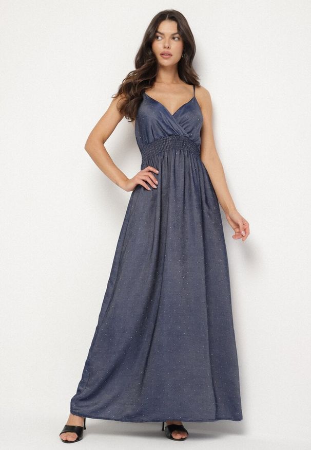 Born2be - Granatowa Kopertowa Sukienka na Ramiączkach z Wiskozy Zdobiona Cyrkoniami Ararielle. Okazja: na spacer, na imprezę, na co dzień. Typ kołnierza: dekolt w kształcie V. Kolor: niebieski. Materiał: wiskoza. Długość rękawa: na ramiączkach. Wzór: aplikacja. Typ sukienki: kopertowe. Styl: casual, klasyczny