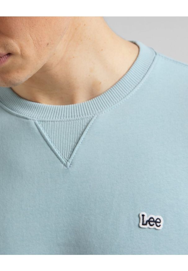 Lee - LEE PLAIN CREW SWS MĘSKA BLUZA LOGO ICE BLUE L81ISPUY 112145598