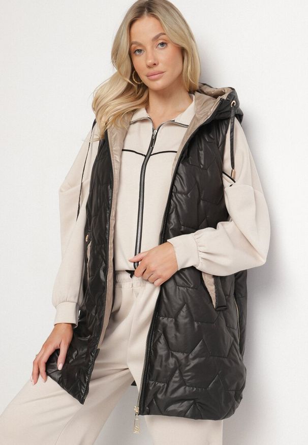 Born2be - Czarna Długa Kamizelka z Pikowaniem i Ozdobnymi Suwakami Desilla. Okazja: na co dzień. Kolor: czarny. Materiał: jeans. Długość: długie. Styl: casual
