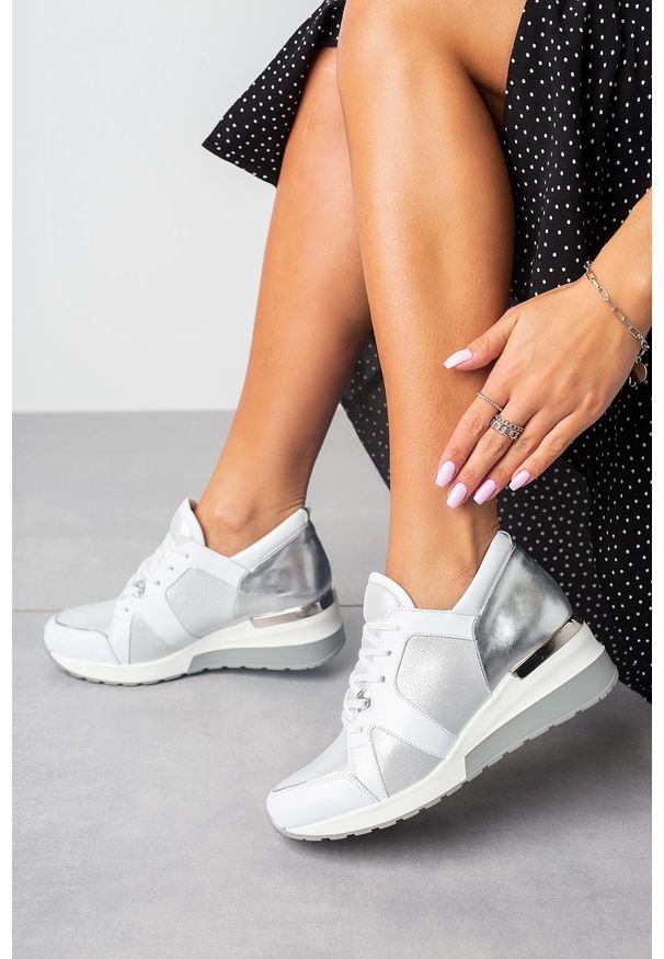 Kati - Białe sneakersy kati buty sportowe sznurowane 7023. Kolor: srebrny, biały, wielokolorowy