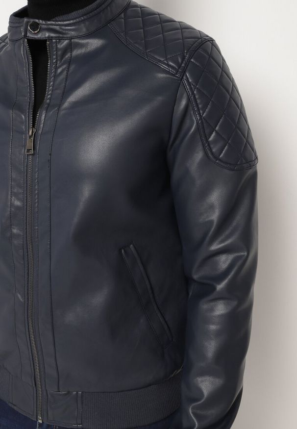 Born2be - Granatowa Ramoneska Kurtka w Stylu Motocyklowym ze Stójką Tinina. Typ kołnierza: kołnierzyk stójkowy. Kolor: niebieski. Materiał: jeans, bawełna. Długość rękawa: długi rękaw. Długość: długie. Styl: klasyczny