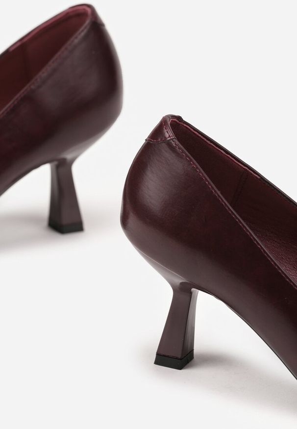 Renee - Bordowe Czółenka Vices na Kaczuszce z Wkładką ze Skóry Naturalnej Zaisse. Okazja: na spotkanie biznesowe, do pracy. Kolor: czerwony. Materiał: skóra. Obcas: na szpilce. Styl: biznesowy, klasyczny
