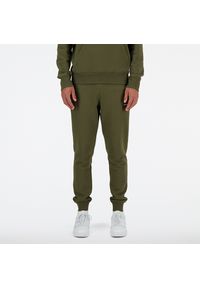 Spodnie męskie New Balance MP03904DMO – zielone. Kolor: zielony. Materiał: dresówka, bawełna, poliester