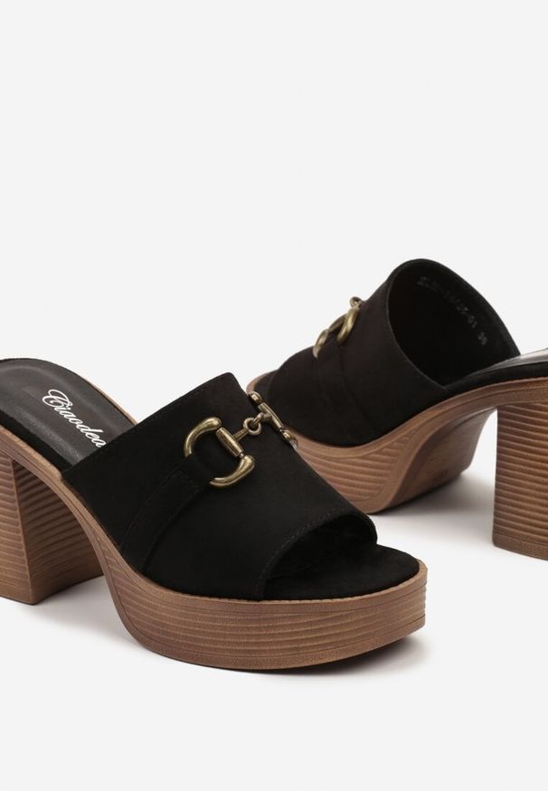 Born2be - Czarne Klapki na Słupku i Platformie z Paskiem z Metalową Klamrą Dimaris. Kolor: czarny. Materiał: len. Sezon: wiosna, lato. Obcas: na platformie. Styl: elegancki