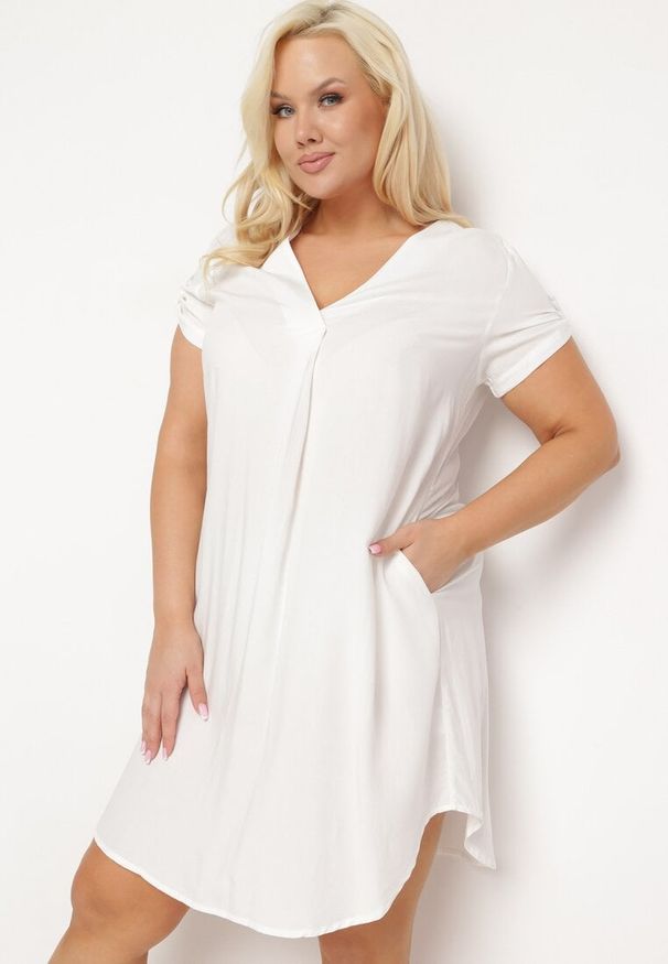 Born2be - Biała Pudełkowa Sukienka z Nakładką przy Dekolcie z Wiskozy Moaneni. Okazja: na co dzień. Kolor: biały. Materiał: wiskoza. Długość rękawa: krótki rękaw. Typ sukienki: proste. Styl: casual