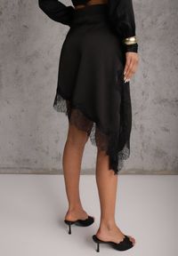 Renee - Czarna Asymetryczna Spódnica z Satyny Zdobiona Koronką Katarva. Okazja: na co dzień, na imprezę. Kolor: czarny. Materiał: satyna, koronka. Wzór: aplikacja, koronka. Styl: casual, elegancki #7