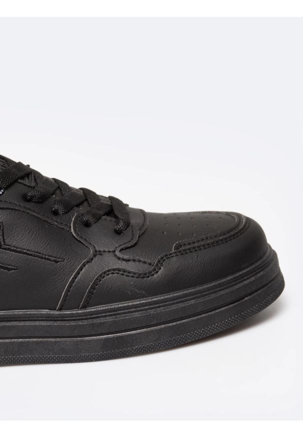 Big-Star - Sneakersy męskie ze skóry ekologicznej czarne RR174572 906. Okazja: na co dzień. Zapięcie: sznurówki. Kolor: czarny. Materiał: skóra ekologiczna. Szerokość cholewki: normalna. Wzór: gładki