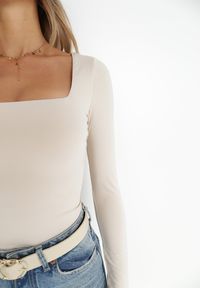 Born2be - Beżowa Bluzka Alexusi. Typ kołnierza: dekolt kwadratowy. Kolor: beżowy. Materiał: dzianina. Długość rękawa: długi rękaw. Długość: długie. Wzór: gładki. Styl: elegancki #5